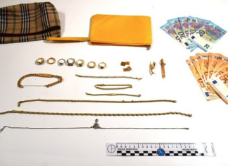 Smaschera due truffatori e li fa arrestare dalla Polizia