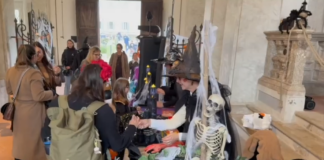Halloween in centro a Ravenna con streghe, demoni, scheletri e fantasmi