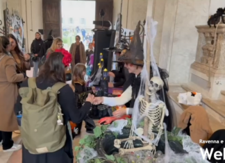 Halloween in centro a Ravenna con streghe, demoni, scheletri e fantasmi