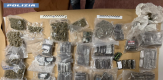 Scoperto deposito di droga, la Polizia arresta due giovani e sequestra 21 chili di stupefacenti