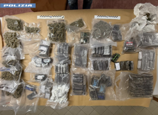 Scoperto deposito di droga, la Polizia arresta due giovani e sequestra 21 chili di stupefacenti