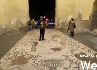 Un’artista di strada improvvisa una performance al Pavimento di Porta Adriana
