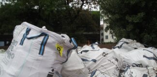 Scuola Pasini: i rifiuti nel cortile sono ancora lì. La Pigna: “Promesse disattese, situazione inaccettabile”