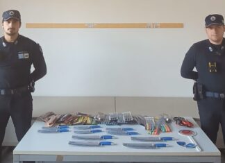Abusivo al mercato vende strumenti atti ad offendere. La Polizia Locale lo denuncia e gli sequestra 184 coltelli.