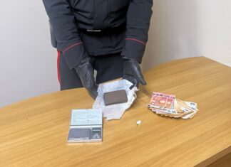 Mezzano, tenta di disfarsi di una dose di cocaina: in casa aveva 100 grammi di hashish. Arrestato un 24enne