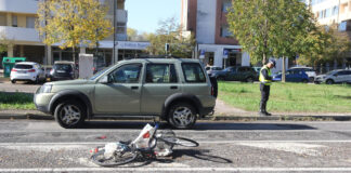 Investita mentre attraversa la strada: è grave