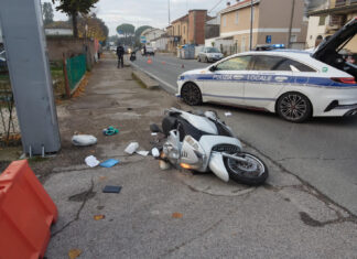 Urta con lo scooter il cordolo della pista ciclabile e poi colpisce un pilone: ricoverato al Bufalini