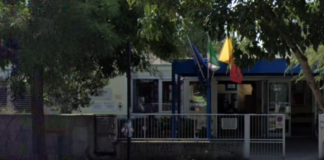 Sit-in di protesta contro la chiusura della scuola Damiano