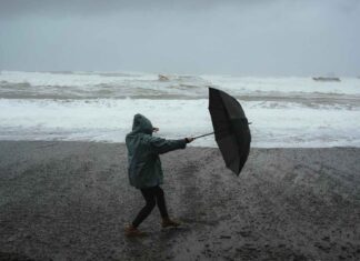 Forte vento in Romagna, “evitare la spiaggia”