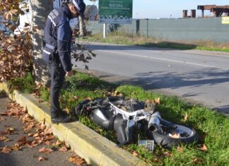 Auto e moto si scontrano in via Trieste: 26enne in condizioni critiche