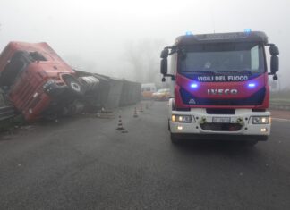 Tir si ribalta sulla Romea Nord: frutta in strada e traffico paralizzato