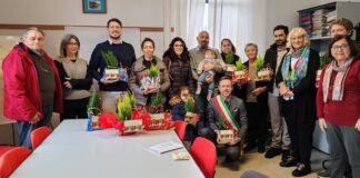 “Mettiamo radici per il futuro” a Roncalceci, consegnate piantine alle famiglie dei nuovi nati