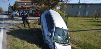 Russi, sorpasso finisce male: l’auto vola nel fosso, donna trasportata al Bufalini