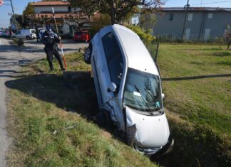 Russi, sorpasso finisce male: l’auto vola nel fosso, donna trasportata al Bufalini