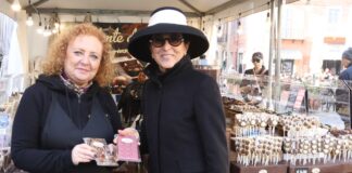 Weekend di sapori nel centro storico: Piazza del Popolo invasa dal profumo del cioccolato che conquista Ravenna