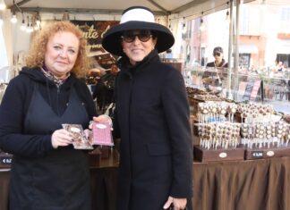 Weekend di sapori nel centro storico: Piazza del Popolo invasa dal profumo del cioccolato che conquista Ravenna