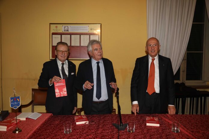 15-11 -2025- ravenna -circolo ravennate e dei forestieri , presentazione libro su aldo moro di claudio martelli , insieme al presidente circolo beppe rosi e antonio patuelli