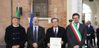 La consegna dell’onorificenza di Commendatore al Direttore Generale del Gruppo Bancario La Cassa di Ravenna Nicola Sbrizzi