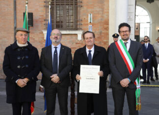 La consegna dell’onorificenza di Commendatore al Direttore Generale del Gruppo Bancario La Cassa di Ravenna Nicola Sbrizzi