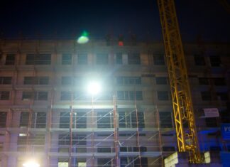 Ravenna, operai minacciano di dare fuoco al cantiere in via di Roma: strada chiusa e intervento massiccio delle forze dell’ordine