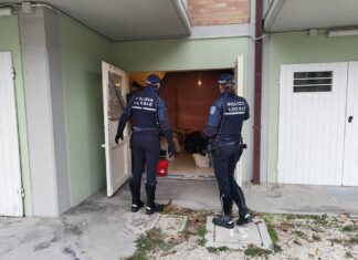 Occupano la casa di un disabile, la Polizia Locale interviene e restituisce l’abitazione al legittimo proprietario