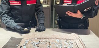 Faenza, ruba medaglie d’oro e ferisce una commessa: arrestato 37enne