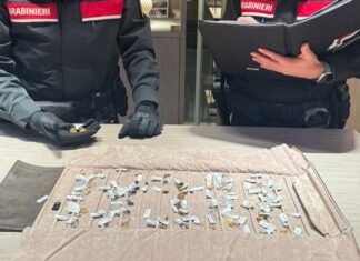 Faenza, ruba medaglie d’oro e ferisce una commessa: arrestato 37enne