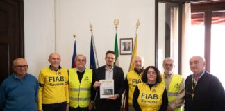 Illuminare la ciclabile del Mare: Fiab consegna al sindaco la petizione sottoscritta da 500 firmatari