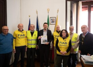 Illuminare la ciclabile del Mare: Fiab consegna al sindaco la petizione sottoscritta da 500 firmatari