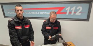 Ravenna, scoperto con gli “attrezzi del mestiere”, aggredisce i militari e finisce in manette