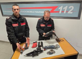 Ravenna, scoperto con gli “attrezzi del mestiere”, aggredisce i militari e finisce in manette