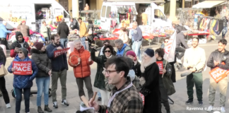 Flash mob di Emergency per chiedere la pace: “L’Italia ripudia la guerra”