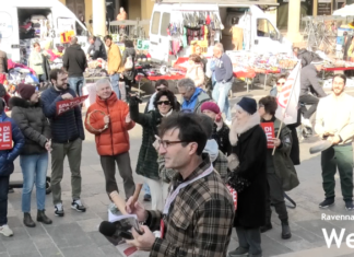 Flash mob di Emergency per chiedere la pace: “L’Italia ripudia la guerra”