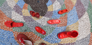 Scarpette rosse in ceramica contro la violenza di genere