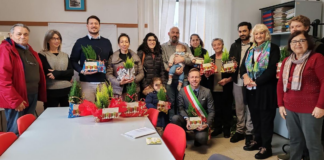 “Mettiamo radici per il futuro” a Roncalceci: consegnate piantine alle famiglie dei nuovi nati