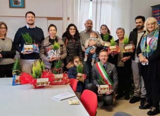 “Mettiamo radici per il futuro” a Roncalceci: consegnate piantine alle famiglie dei nuovi nati