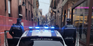 Ruba generi alimentari ed aggredisce gli agenti della polizia locale: arrestato