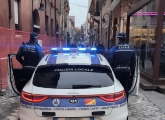 Ruba generi alimentari ed aggredisce gli agenti della polizia locale: arrestato