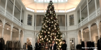 Oltre 300 bambini hanno decorato un albero di Natale dedicato al riuso e alla sostenibilità