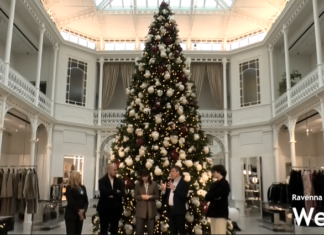 Oltre 300 bambini hanno decorato un albero di Natale dedicato al riuso e alla sostenibilità