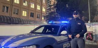 Poliziotto fuori servizio salva giovane e blocca aggressore armato