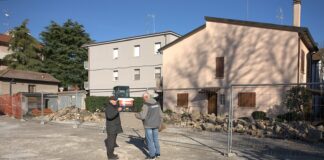 Crolla un muretto al centro sociale Le Rose