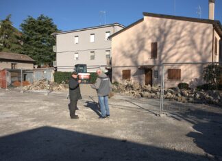 Crolla un muretto al centro sociale Le Rose