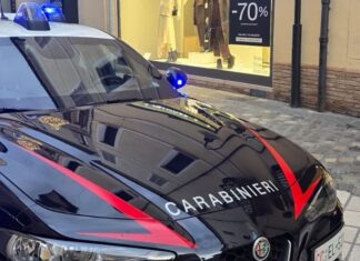 Ravenna, rubano vestiti e aggrediscono i militari: arrestati due giovani