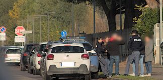 Colpo in pieno giorno a Ravenna: donna derubata sotto la minaccia di una pistola