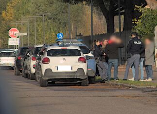 Colpo in pieno giorno a Ravenna: donna derubata sotto la minaccia di una pistola