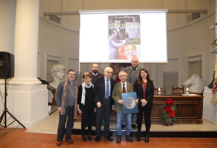 20-12 -2025--ravenna liceo artistico omaggia lo scultore giannantonio bucci ai 100 anni dalla nascita , con un convegno , il critico claudio spadoni , il collezzionista costa , giannantonio mingozzi e tanti altri insieme agli studenti