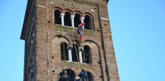 I supereroi acrobatici tornano a Ravenna: discesa spettacolare dal campanile di San Francesco