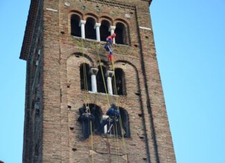 I supereroi acrobatici tornano a Ravenna: discesa spettacolare dal campanile di San Francesco