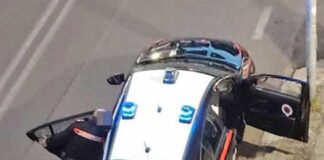 Finge di aver bisogno d’aiuto e aggredisce i carabinieri: arrestato un 27enne